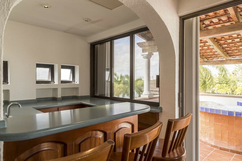 Casa Real: Incre�ble Casa Sobre La Laguna
