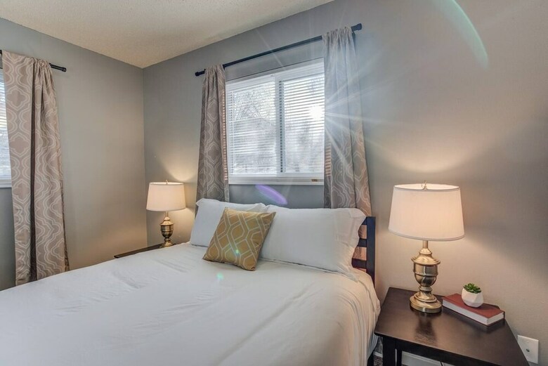 2br Aptmt Parks Private Deck, Mountain Views!