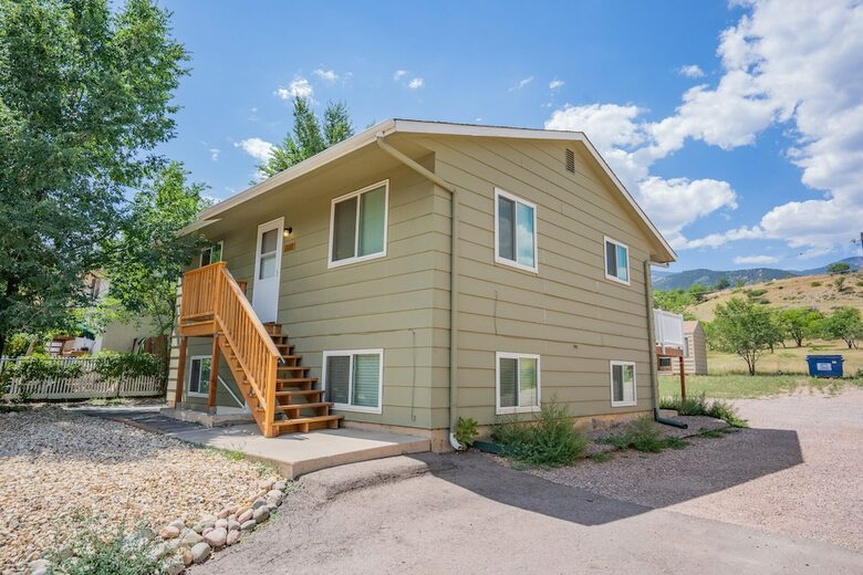 2br Aptmt Parks Private Deck, Mountain Views!