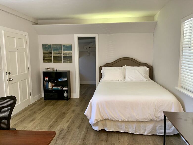 Cozy Coconut Grove Studio