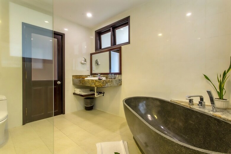 Hotel Tropical Beach Hoi An Resort
