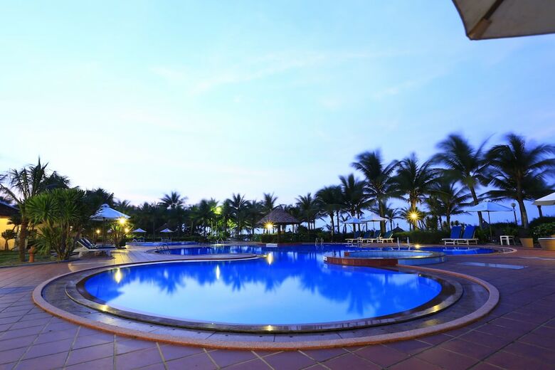 Hotel Tropical Beach Hoi An Resort