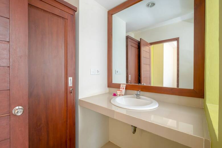 Oyo 1508 Mascot Beach Hotel