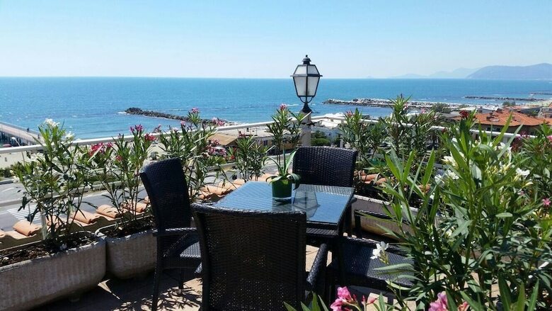 Hotel Tirreno Beachfront Apartments