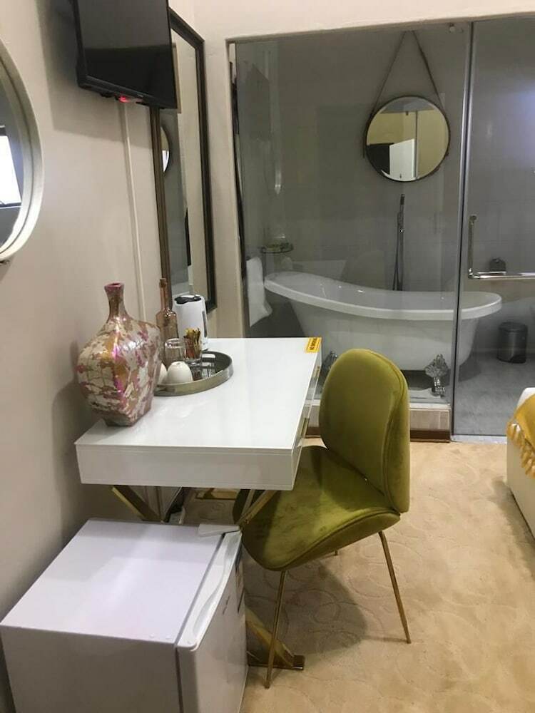 Hotel Luxlusive Guest House