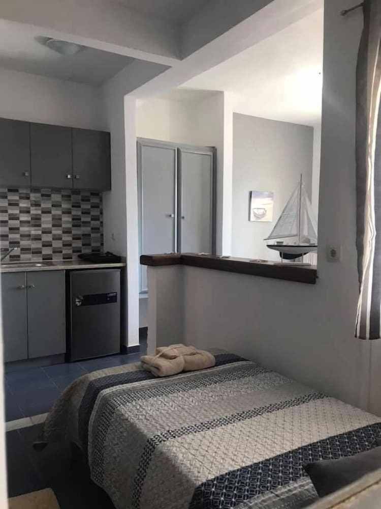 Elenis Studios & Apartments