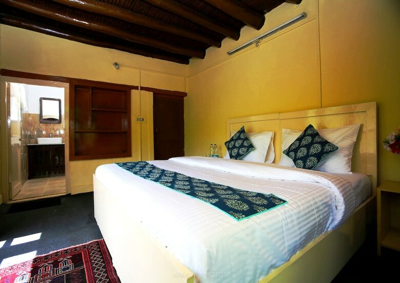 Tih Chomal Huts