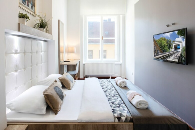 Bright & Elegant Flower Square Apartment