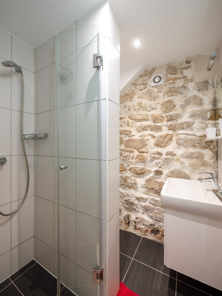 Apartamentos Awesome Stone House