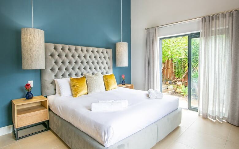 Hotel Hout & About Guest House