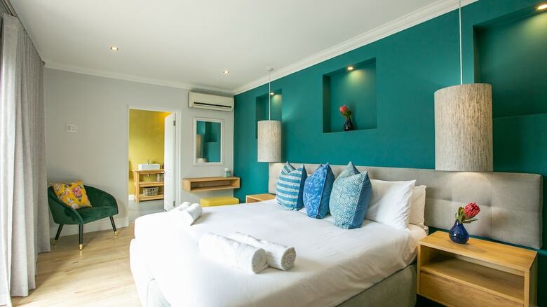 Hotel Hout & About Guest House