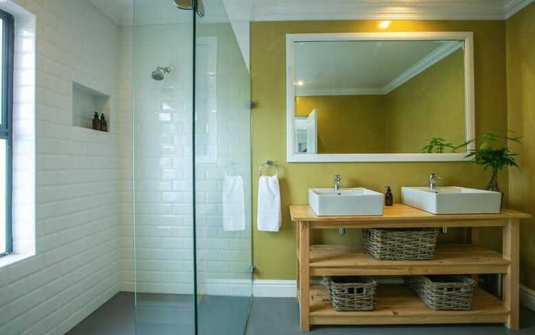 Hotel Hout & About Guest House