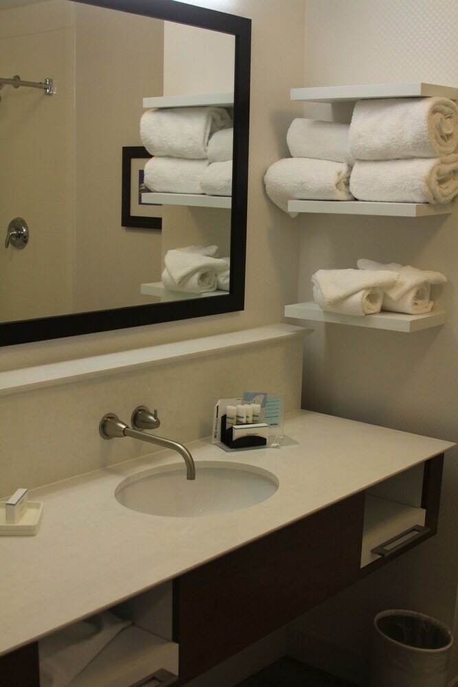 Hotel Pratt Inn & Suites