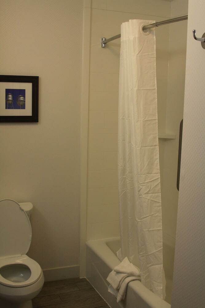Hotel Pratt Inn & Suites