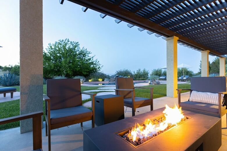 Mustang By Avantstay |  Secluded Getaway W/ Vineyard Views & Pool