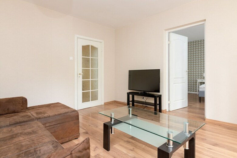Metro Wilanowska 3-bedroom Apartment