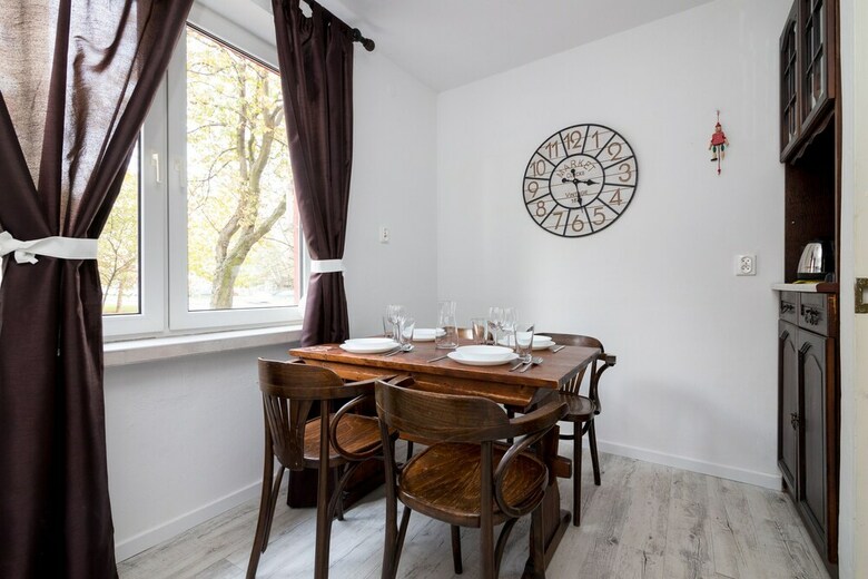 Metro Wilanowska 3-bedroom Apartment