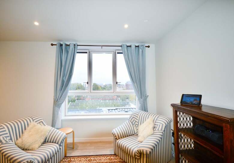 Bright 1 Bedroom Apartment In Central Location