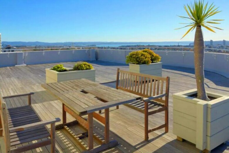 Cosy 2 Bed Cbd Apartment With Balcony