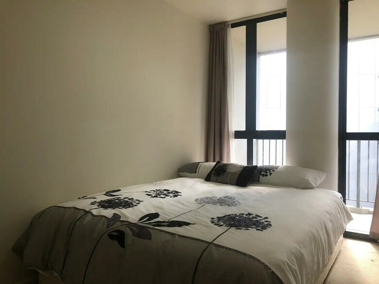 Cosy 2 Bed Cbd Apartment With Balcony