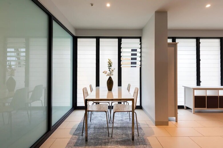 Upscale 2 Bedroom Apartment With Balcony In Cbd