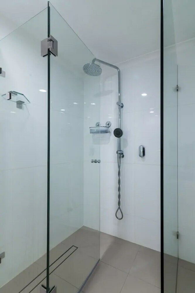 New Modern Apartment In Central Location