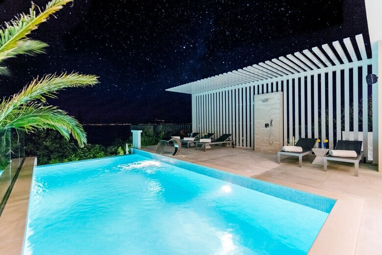 Luxury Villa Luna With Swimming Pool