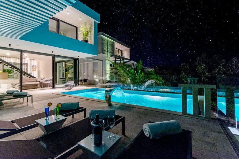 Luxury Villa Luna With Swimming Pool
