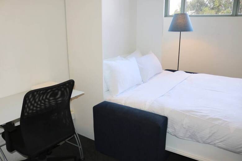 Cosy Newtown Studio Apartment With Swimming Pool