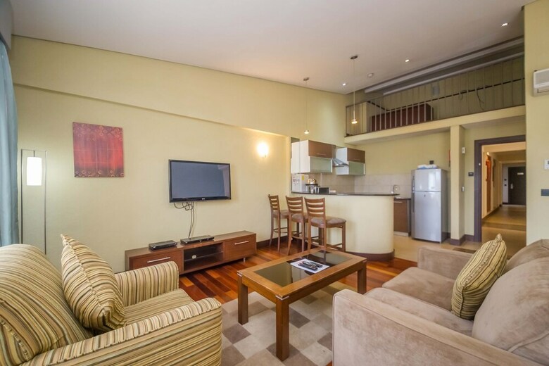 Hotel Taarifa Suites