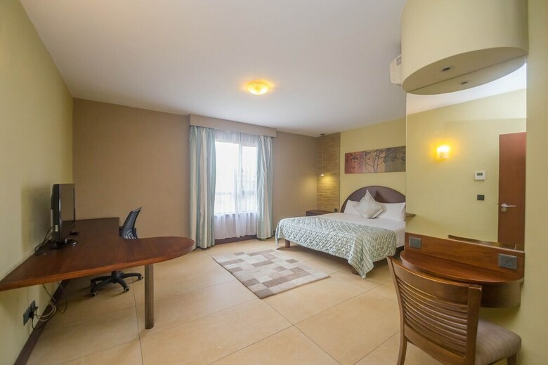 Hotel Taarifa Suites