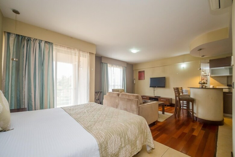 Hotel Taarifa Suites