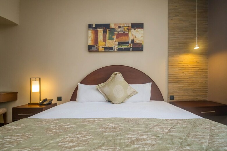 Hotel Taarifa Suites