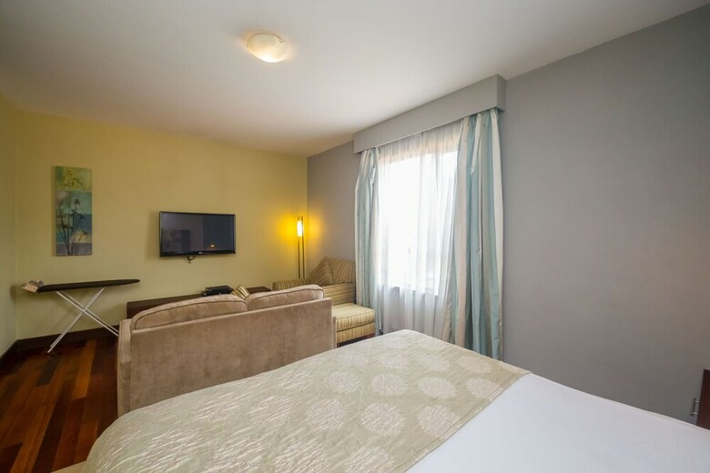 Hotel Taarifa Suites