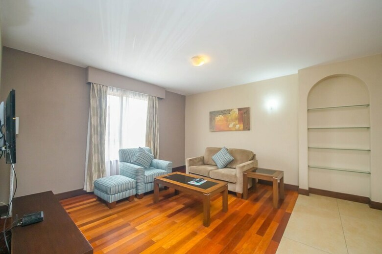 Hotel Taarifa Suites