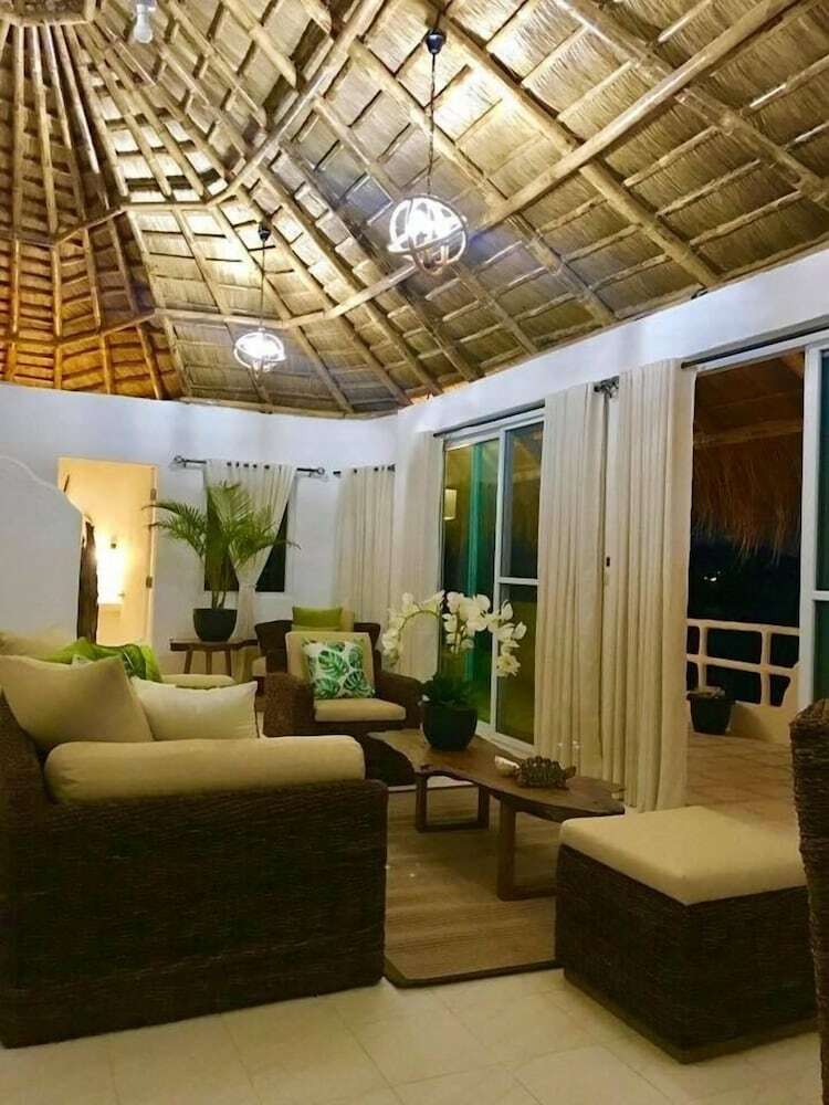 Hotel Pearl Bay Villas