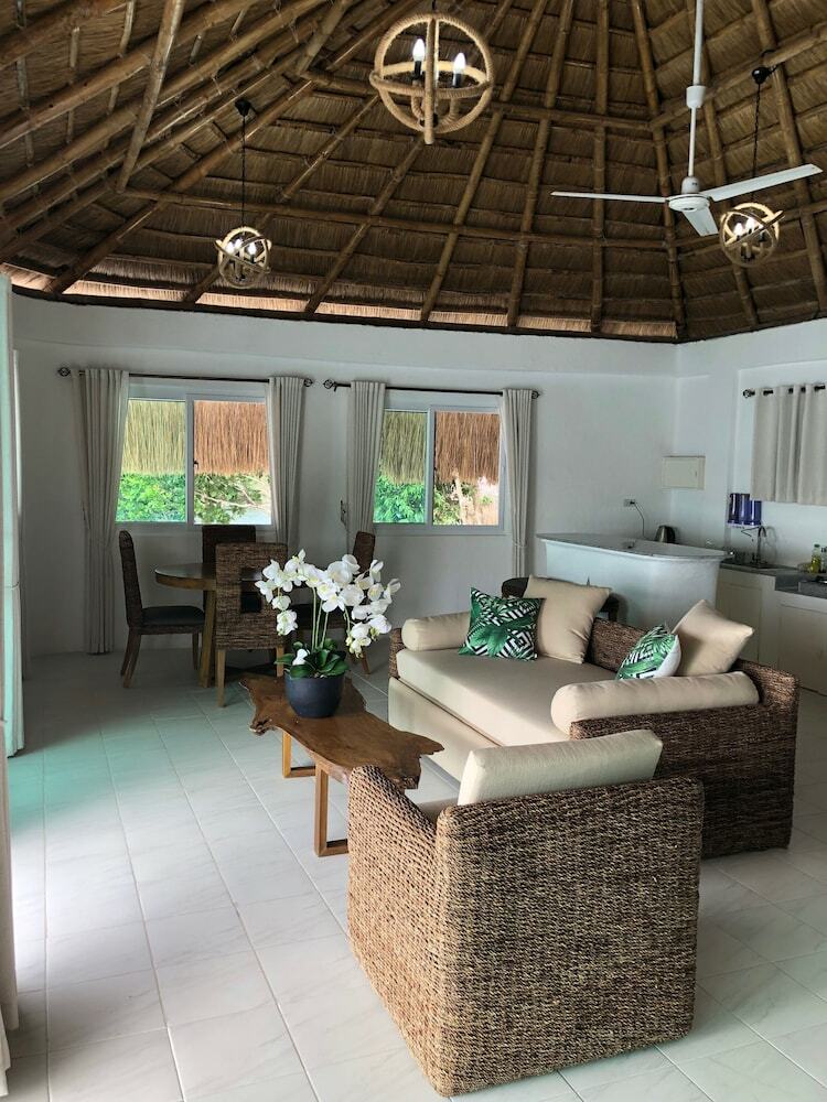 Hotel Pearl Bay Villas