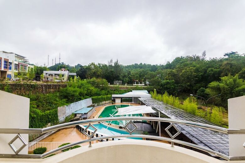 Oyo 2065 Holly Sentosa Hotel