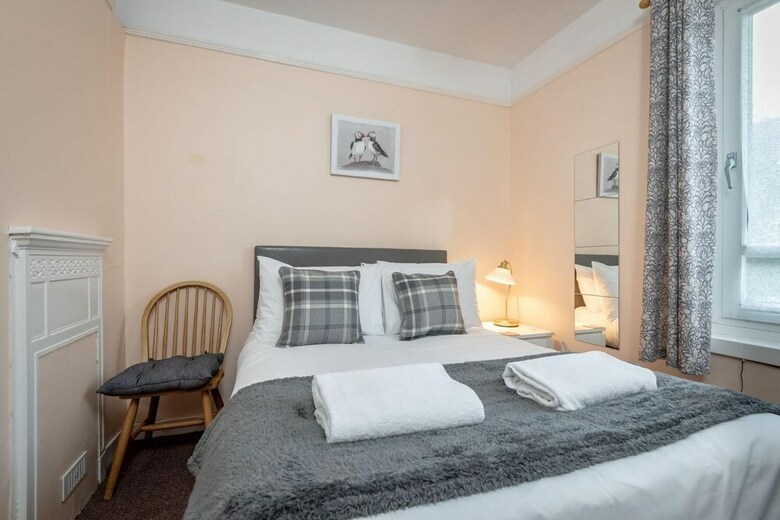 Homely Central 2 Bed Flat With Parking