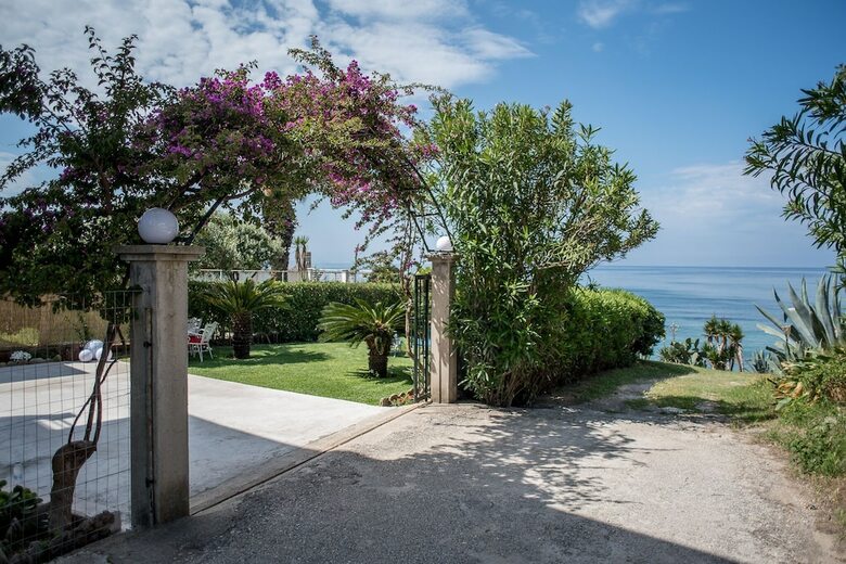 Villa Oikia Eleanthi - Beachfront Garden Home