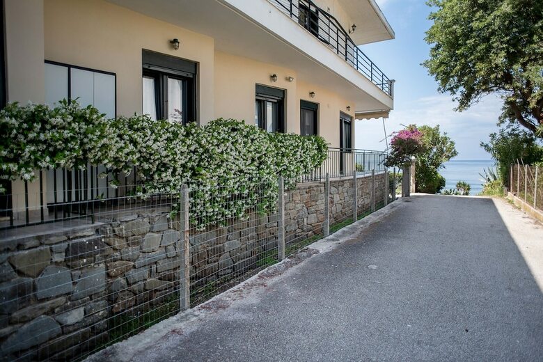 Villa Oikia Eleanthi - Beachfront Garden Home