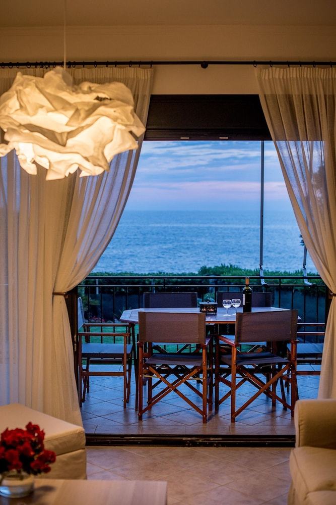 Villa Oikia Eleanthi - Beachfront Garden Home