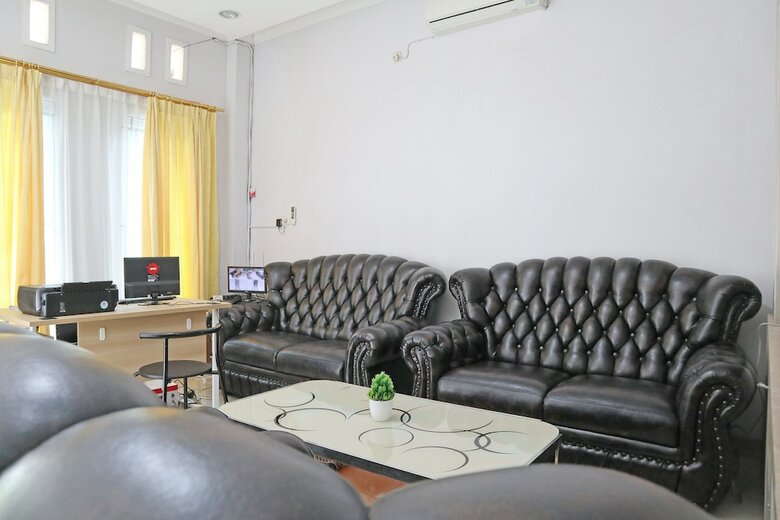 Hotel Oyo 1649 Grya Lavinsa
