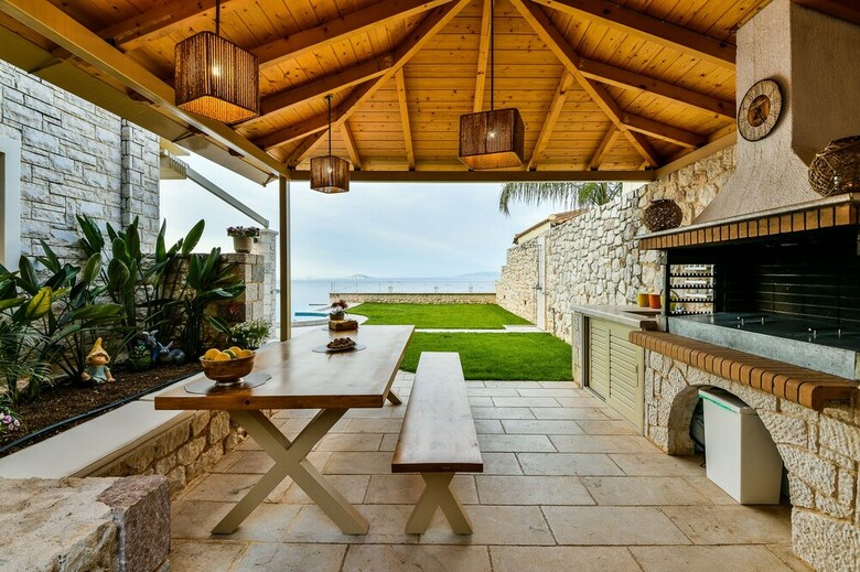 Villa With Striking Views Over The Infinity Pool