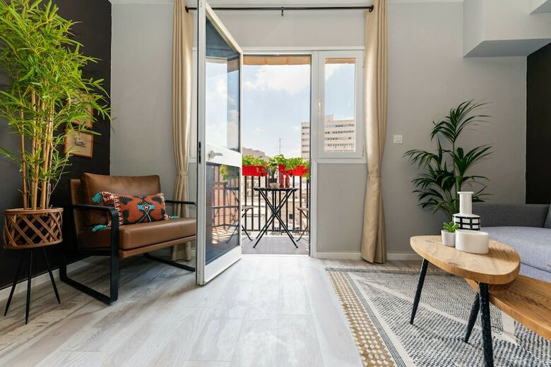 Trendy Balcony Apartment, Ben Yehuda St, Jerusalem
