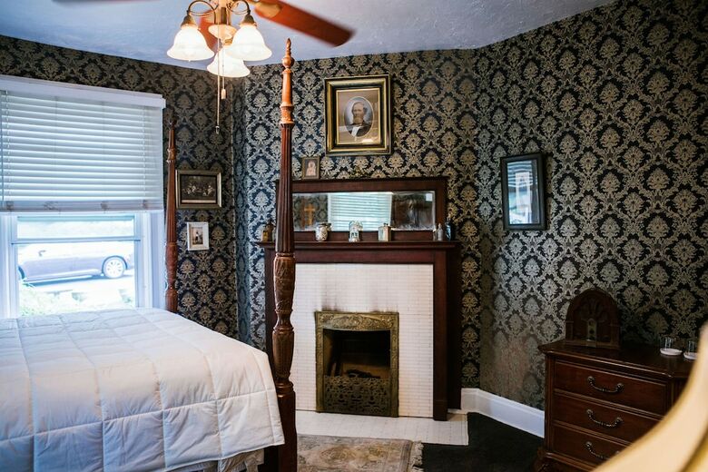 Brownsville Road House Bed & Breakfast