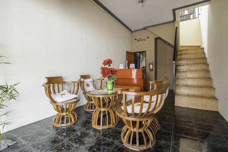 Hostal Oyo 1859 Rancabali Residence