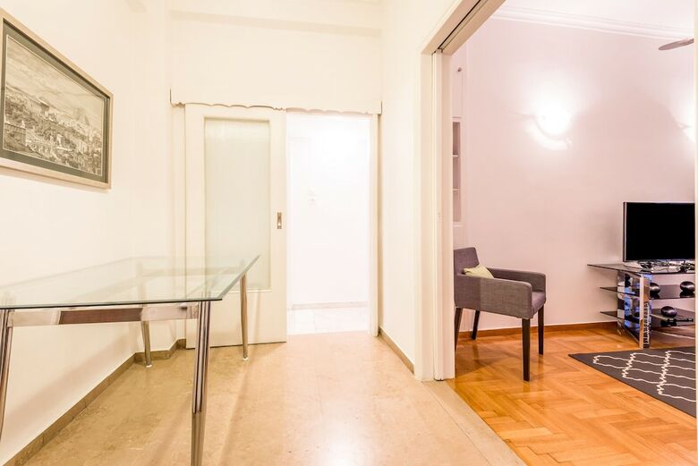 Homey Apartment For 4 People In Koukaki