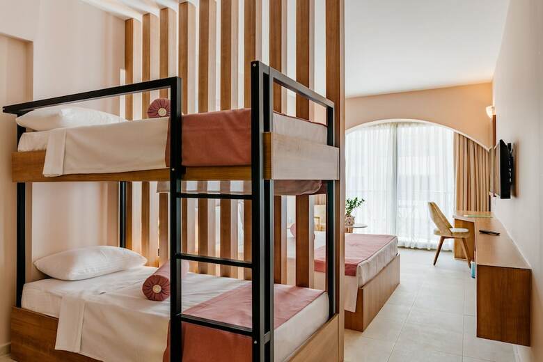 Olivia Palm Hotel