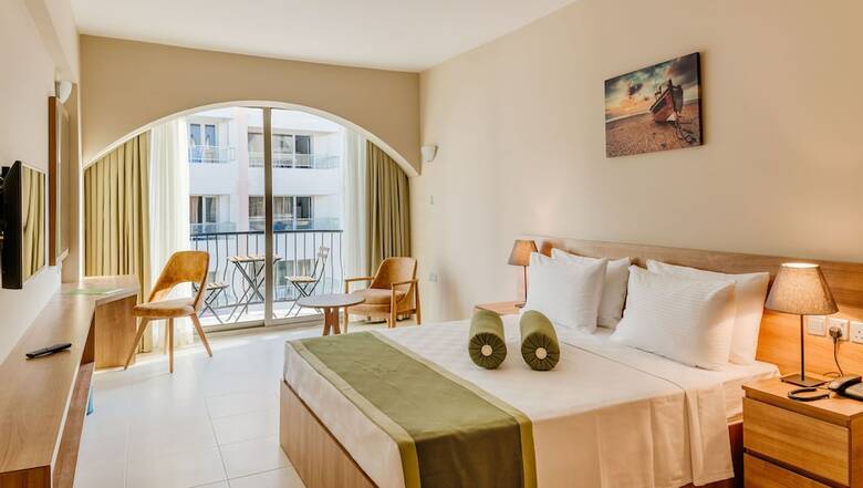 Olivia Palm Hotel